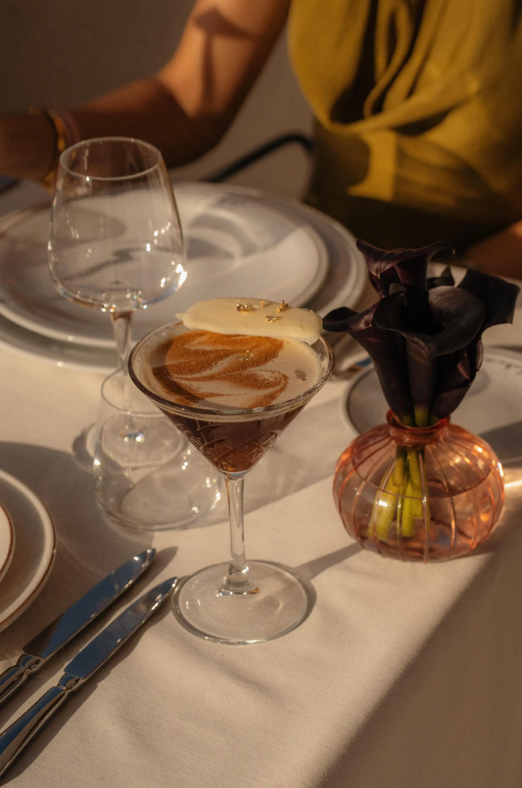 Cocktail signature de la villa Chakamani, sur une table dressée sur le balcon